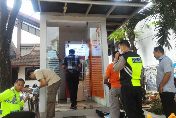 Sejumlah petugas saat melakukan olah TKP di salah satu ATM BNI. foto: ist