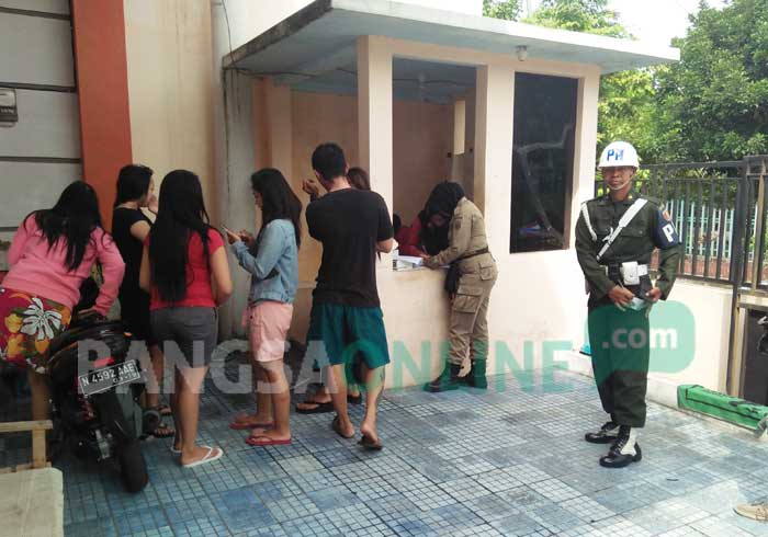 Petugas Satpol PP saat melakukan razia di sebuah rumah kos di jalan WR Supratman Kota Blitar. foto: AKINA/ BANGSAONLINE