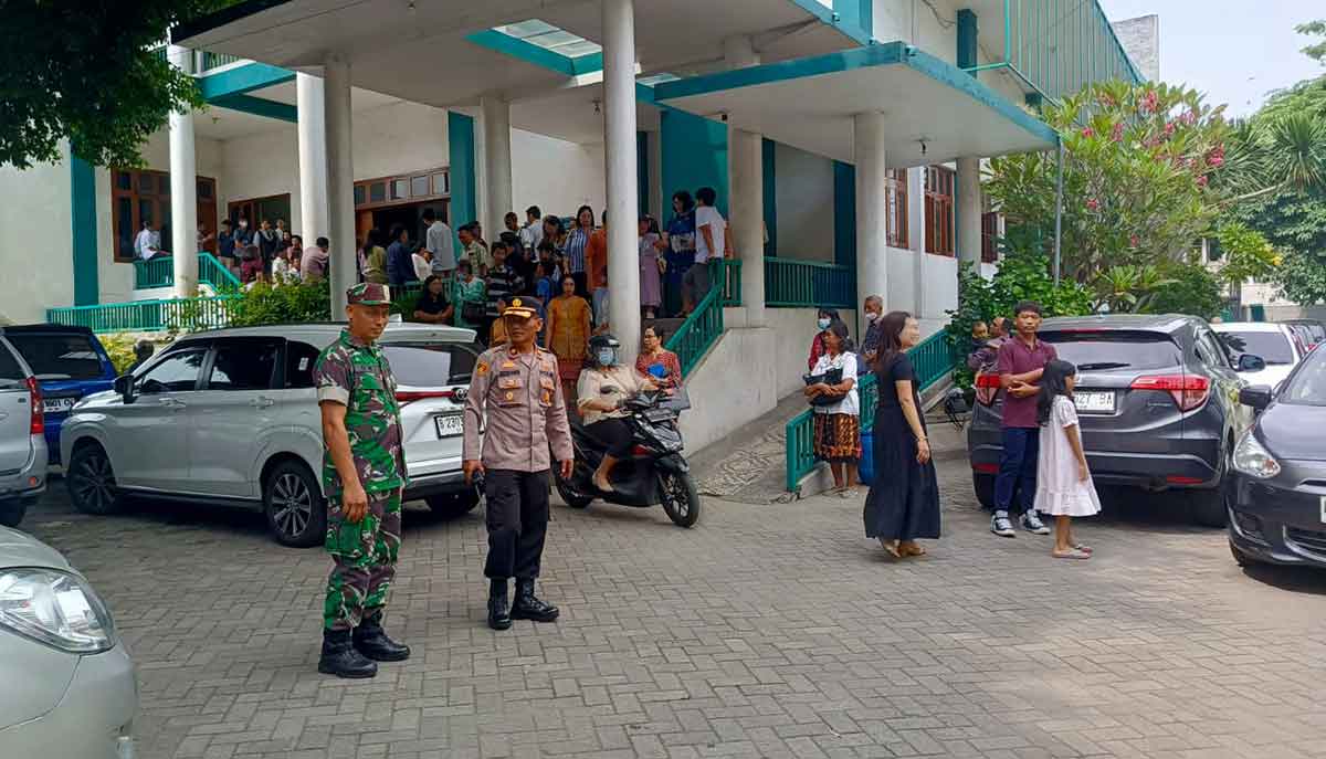 Petugas gabungan saat mengamankan jalannya Paskah ke salah satu gereja di Kecamatan Pesantren, Kota Kediri. Foto: Ist