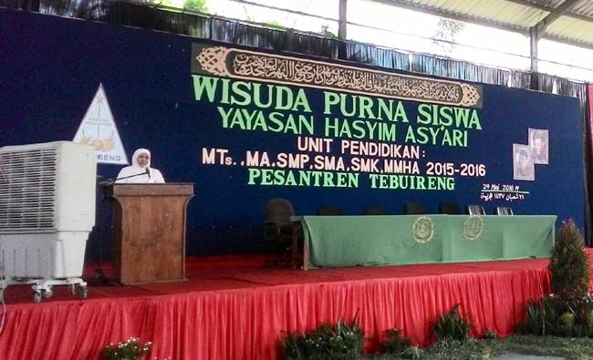 Menteri Sosial RI, Khofifah Indar Parawansa saat memberikan sambutan atas nama wali santri di acara Wisuda Purna Siswa Yayasan Hasyim Asy