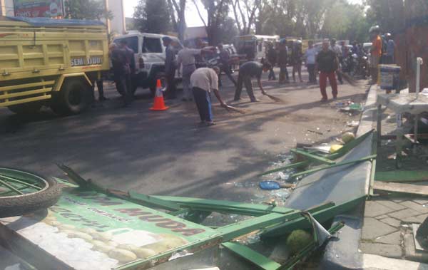 HANCUR. Rombong es degan milik korban hancur setelah ditabrak mobil Taft milik Prabu. Foto: eky nurhadi/BANGSAONLINE