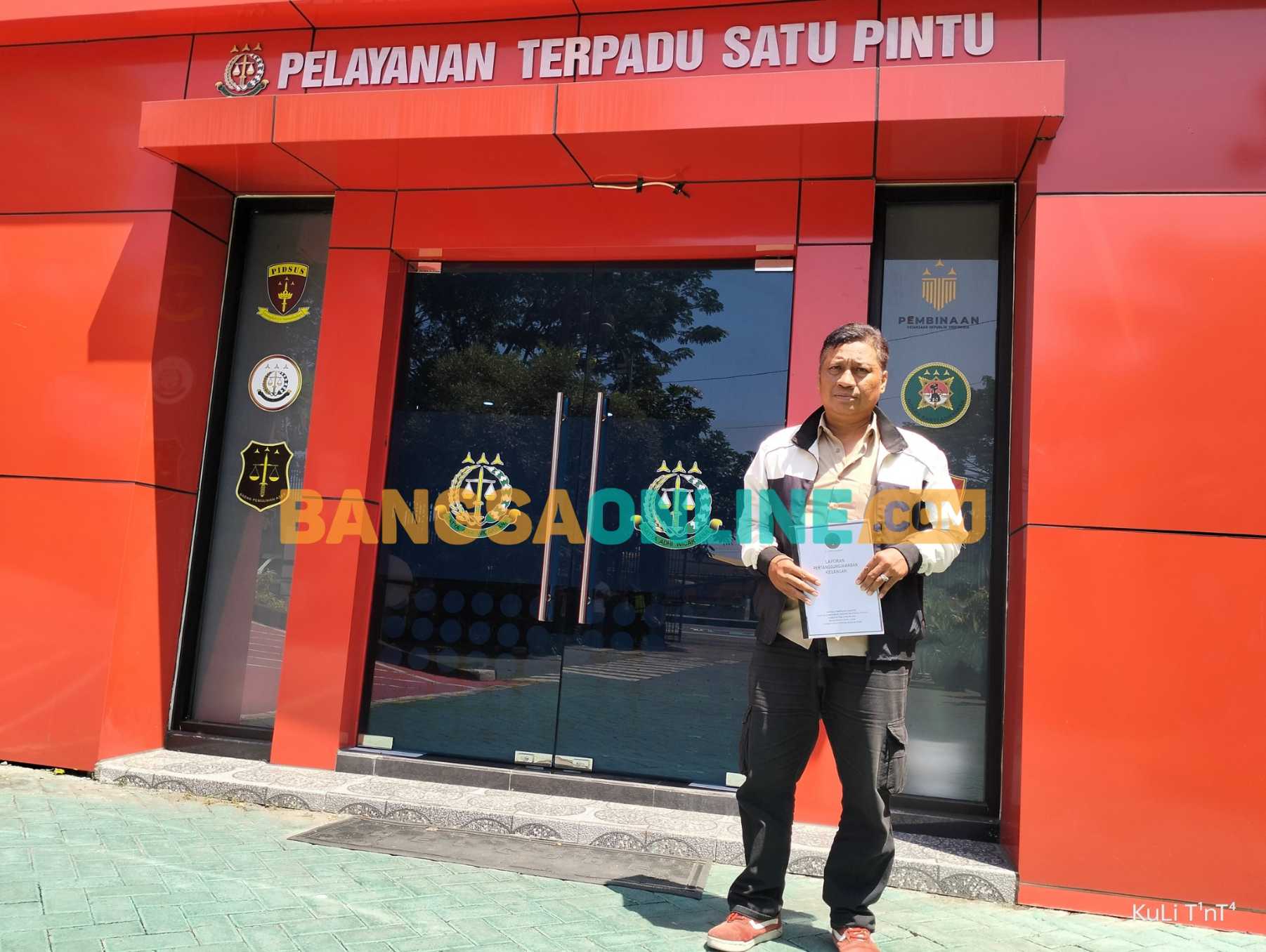 Anggota PDIP PAC Pandaan saat berada di kantor Kejari Kabupaten Pasuruan