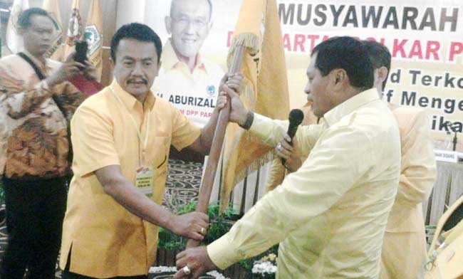Ketua DPD Partai Golkar Jatim terpilih, Nyono Suherli menerima panji Partai Golkar dari pimpinan sidang Musda, Nurdin Khalid. foto: BANGSAONLINE