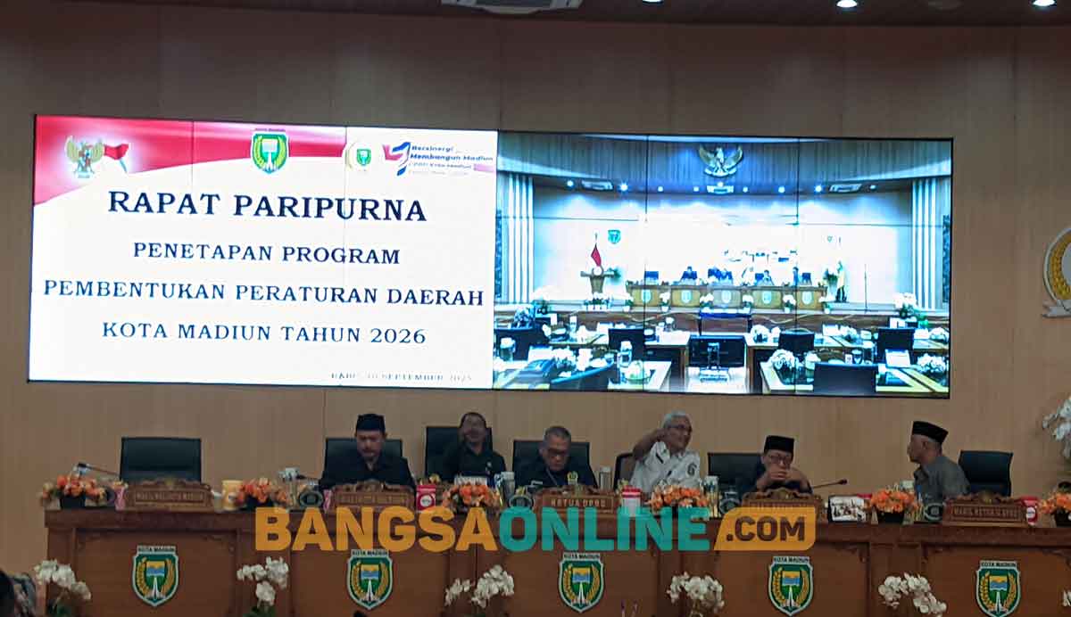 Rapat paripurna yang berlangsung di Gedung DPRD Kota Madiun. Foto: HENDRO SUHARTONO/BANGSAONLINE