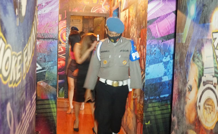 Operasi Tempat Hiburan Malam di Kota Blitar, Polisi Temukan Miras Ilegal di Tempat Karaoke