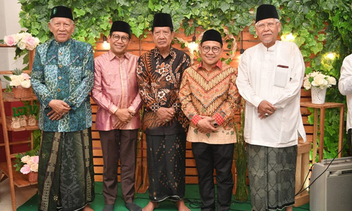 DARI KANAN: KH. Robbach Ma