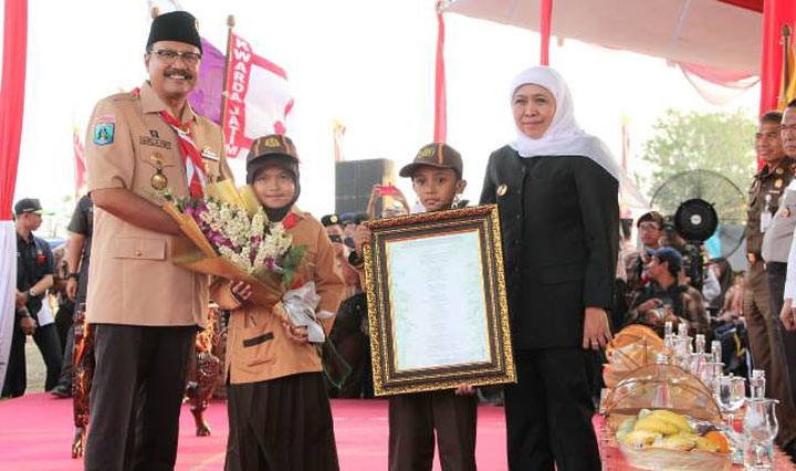 Gubernur Jawa Timur Khofifah Indar Parawansa bersama mantan Wakil Gubernur Jawa Timur Saifullah Yusuf (Gus Ipul) dalam acara pramuka. foto: istimewa/ BANGSAONLINE.com