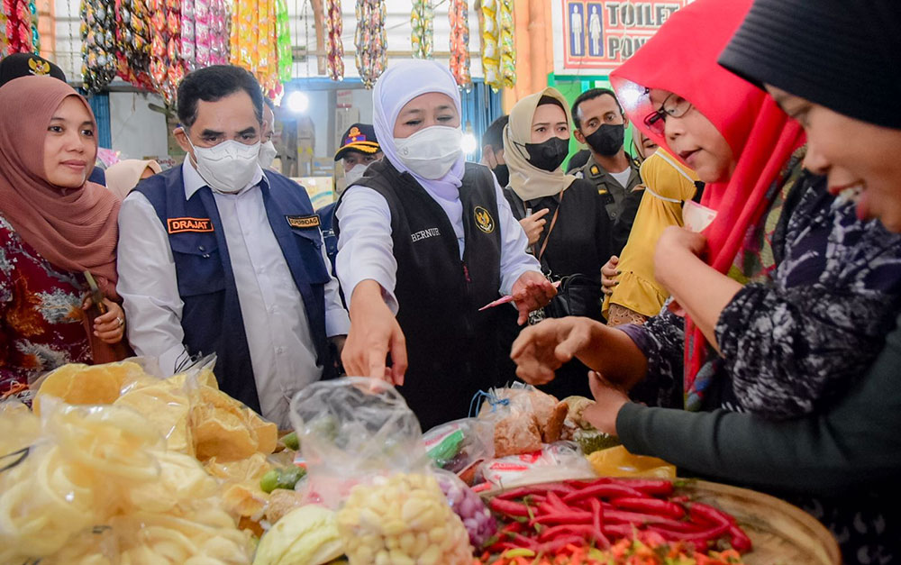 Gubernur Jawa Timur Khofifah Indar Parawansa saat blusukan dan sidak ke Pasar Babat Lamongan, Selasa (6/9/22). 