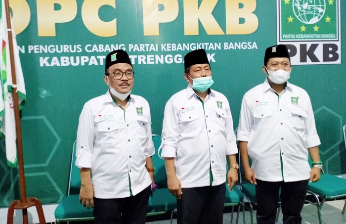 Kholiq (tengah), Ketua DPC PKB Kabupaten Trenggalek periode 2021-2026. foto: HERMAN/ BANGSAONLINE