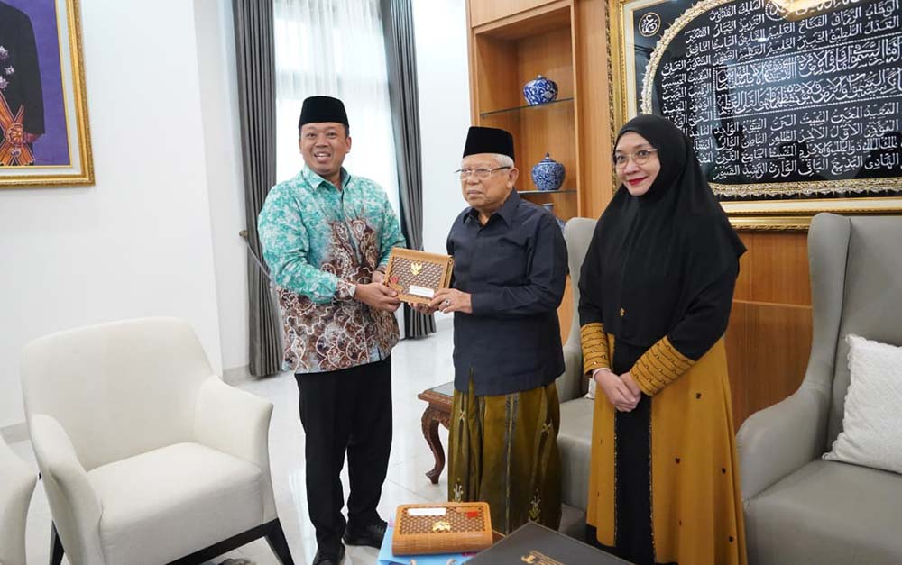 Menteri Agraria dan Tata Ruang (ATR)/Kepala Badan Pertanahan Nasional (BPN), Nusron Wahid, saat menyampaikan undangan HUT ke-80 Kemerdekaan RI kepada KH. Ma