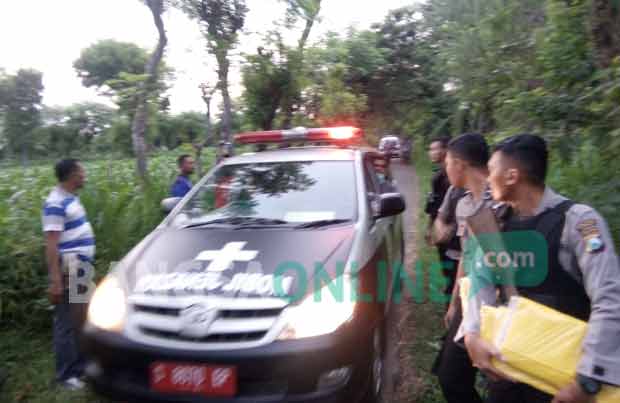 Jasad pelaku saat dievakuasi menggunakan ambulans. foto: SUWANDI/ BANGSAONLINE