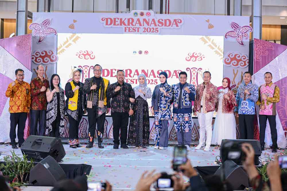 Bupati, Wabup dan Ketua DPRD Gresik Peragakan Busana di Dekranasda Fest 2025