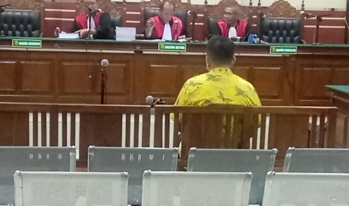 Sekda Gresik nonaktif Andhy Hendro Wijaya saat menjalani sidang di PN Tipikor Surabaya, Jumat (6/3). foto: ist.