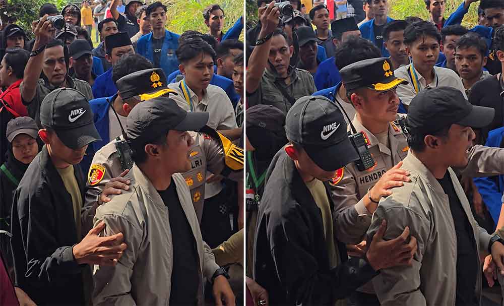 Bupati Bangkalan Lukman Hakim (kanan pakai topi) didampingi Kapolres AKBP Hendro Sukmono saat hendak keluar dari kerumunan aksi mahasiswa Cipayung Plus di pintu masuk Gedung DPRD Bangkalan, Senin (1/9/2025).