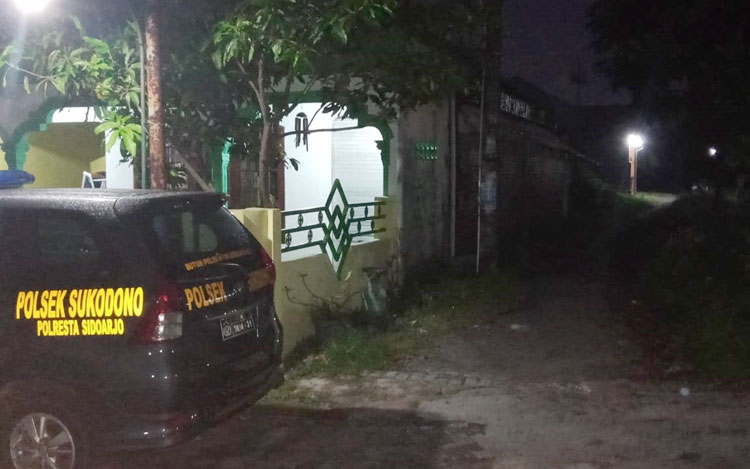 Rumah yang ditempati Gemar Bayakub, ibu Erwin, dibuat untuk menyimpan senjata rakitan. Tampak mobil petugas parkir di samping rumah terduga teroris di Dusun Bogem, Desa Kebonagung, Kecamatan Sukodono tersebut.