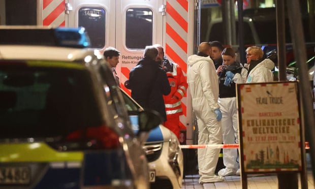 Ambulans saat mengevakuasi korban. foto: theguardian