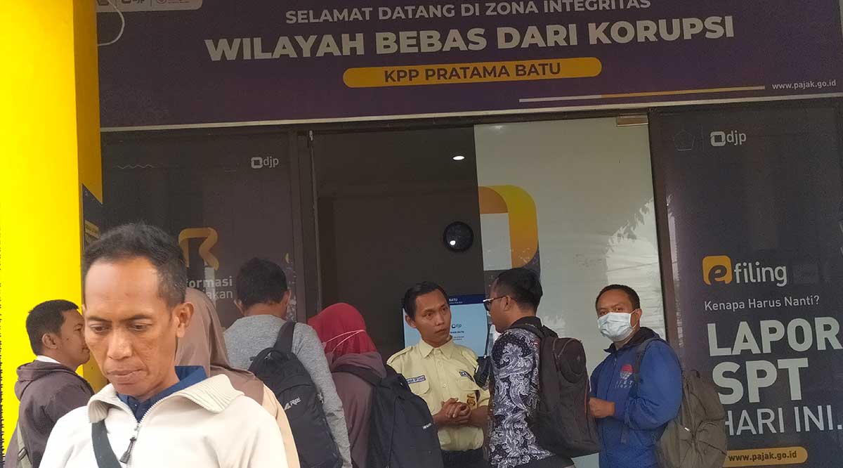 Puluhan wajib pajak yang hendak mengurus aktivasi coretax di KPP Pratama Batu.