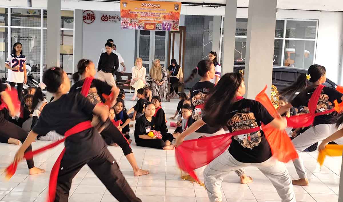 Wisatawan asal California, Sadie Nolan, saat menikmati tarian pitik walik. Foto: Ist