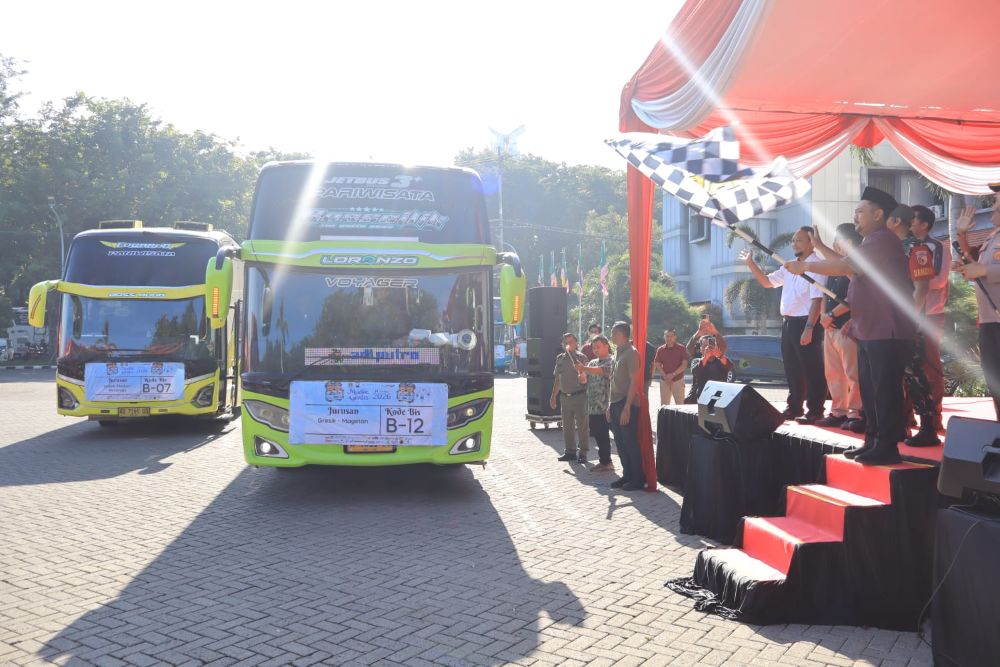 Bupati Fandi Akhmad Yani bersama pejabat Forkopimda saat memberangkatkan mudik gratis. foto: ist.