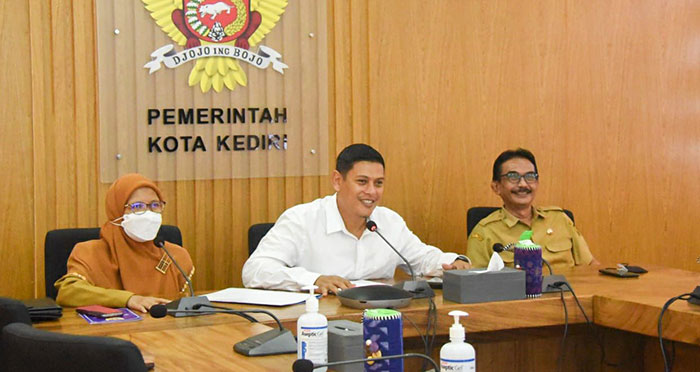 Wali Kota Kediri, Abdullah Abu Bakar (tengah), saat menggelar jumpa pers secara virtual. Foto: Ist