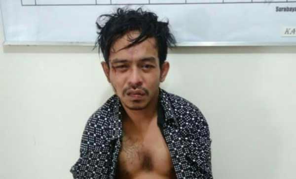 Tersangka Fery Sunjoyo saat diamankan di Mapolsek Sukolilo.