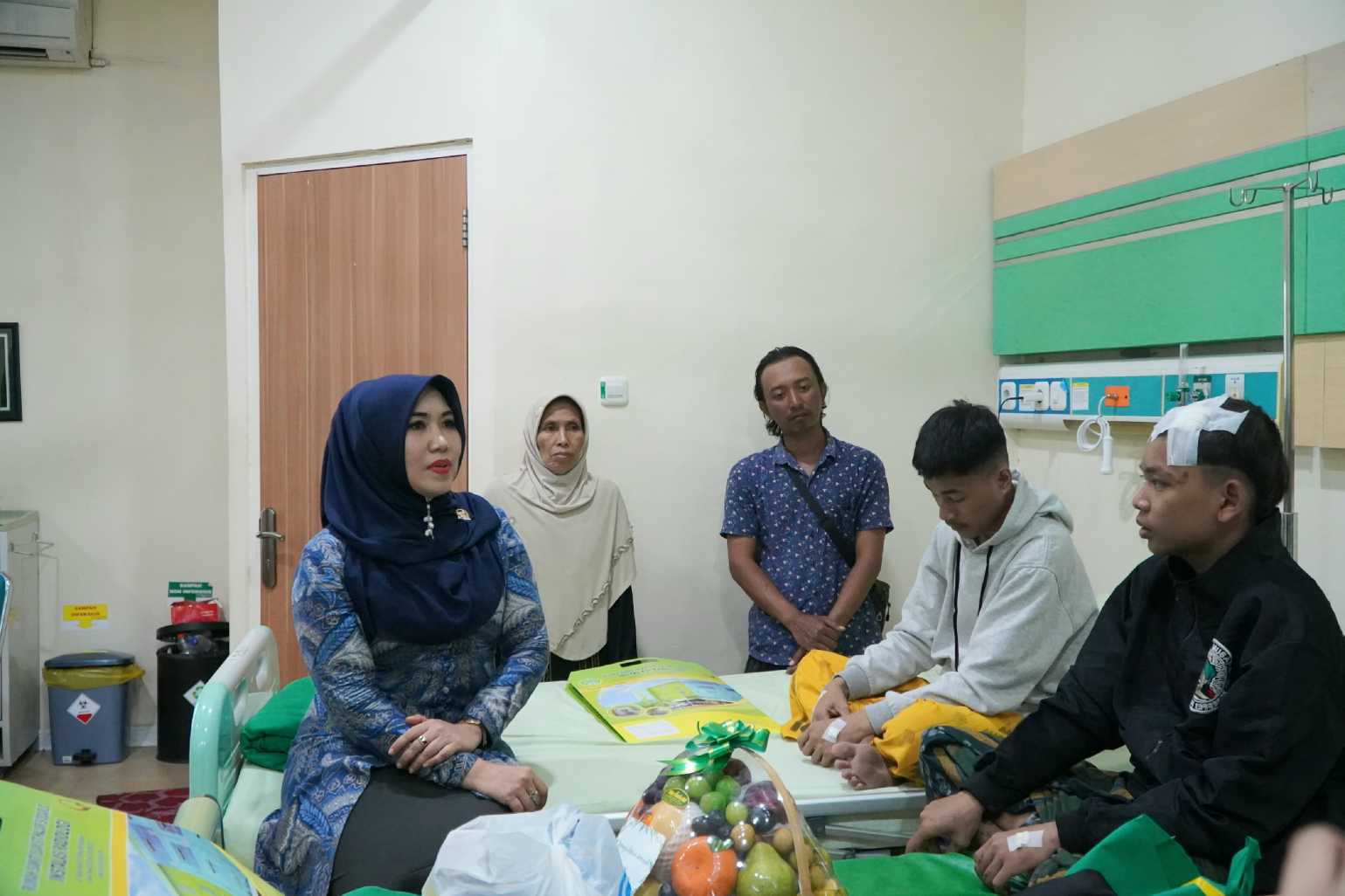 Senator Ning Lia Besuk Santri Tragedi Musala Al Khoziny yang Dirawat di RS
