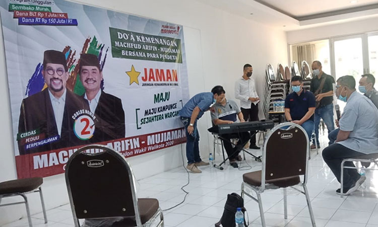 Sejumlah pendeta dari berbagai gereja di Surabaya menggelar doa bersama di Posko Jaman Jatim. (foto: DIDI ROSADI/ BANGSAONLINE)