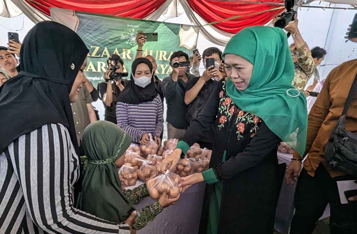 Ketua Umum PP Muslimat NU, Khofifah Indar Parawansa, saat hadir dalam pasar murah yang digelar PC Muslimat NU Situbondo di GOR Baluran.
