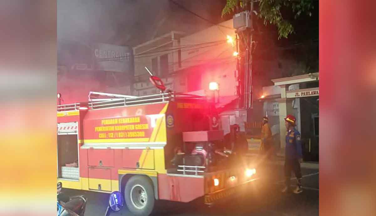 Petugas Damkar Gresik saat melakukan pemadaman pada gardu PLN yang terbakar. Foto: Ist