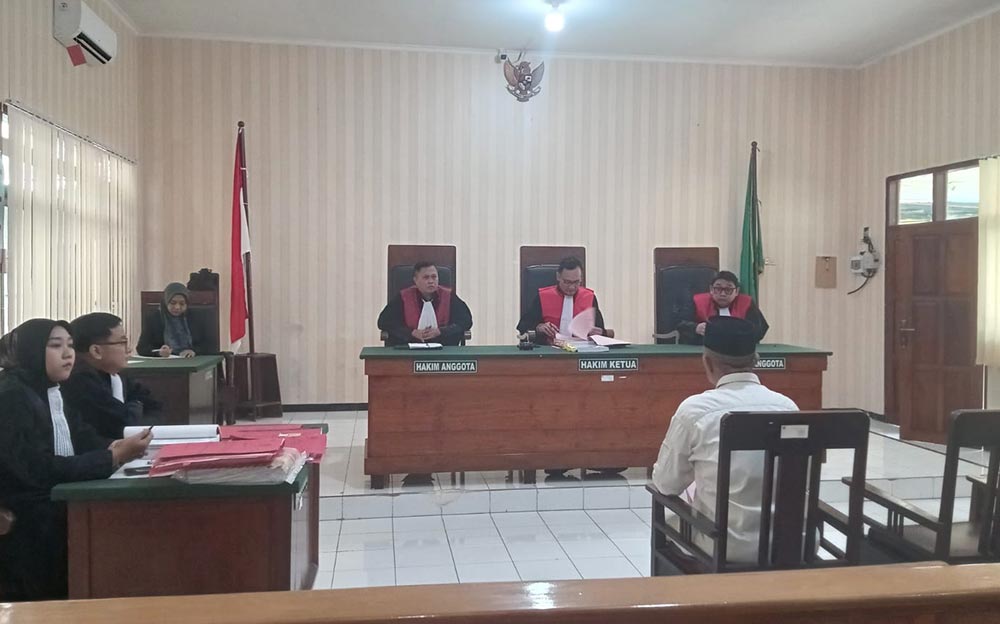 Kades Tingkis, Kecamatan Singgahan, saat menjalani sidang perdana terkait kasus sewa lahan milik PT Solusi Bangun Indonesia.