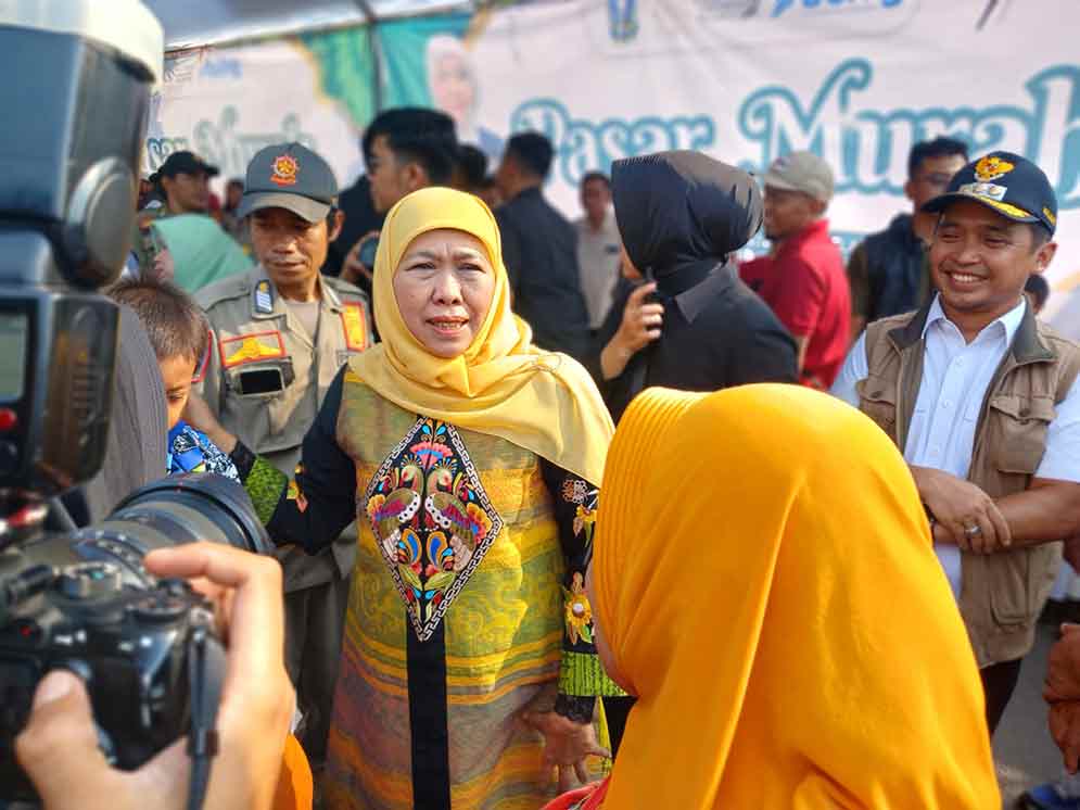 Gubernur Jatim, Khofifah Indar Parawansa didampingi Wali Kota Pasuruan Adi Wibowo setelah pembukaan acara Pasar Murah. (Ist)
