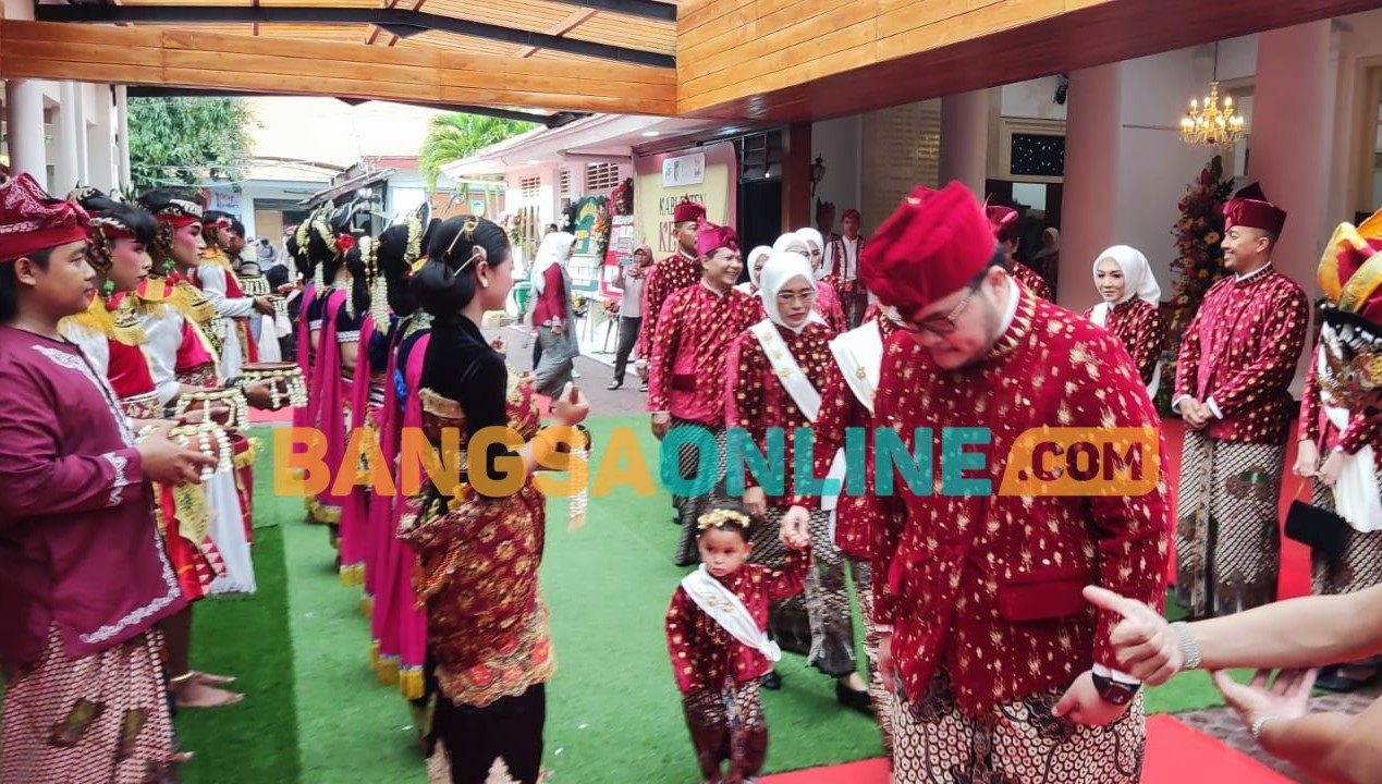  Bupati Kediri Hanindito Himawan Pramana saat mengikuti prosesi Hari Jadi Kabupaten Kediri. Foto: Muji Harjita/BANGSAONLINE
