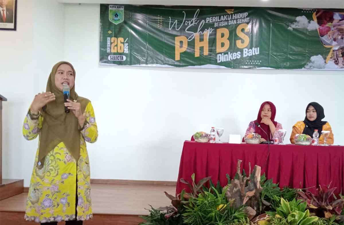 Tenaga Promosi Kesehatan dan Ilmu Perilaku Ahli Muda Dinkes Kota Batu, Nimatul Khoiriyah, saat memberi paparan terkait PHBS di Kota Agropolitan.
