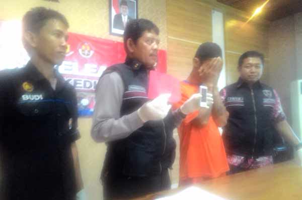 Tersangka saat diamankan di Mapolres Kediri. foto: dendi martoni/BANGSAONLINE