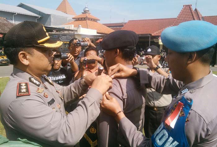 Kapolresta ketika melakukan penyematan pita operasi. foto: SOFFAN/ BANGSAONLINE