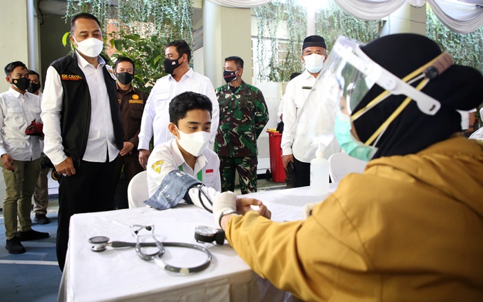 Wali Kota Eri bersama Kabinda Jatim Marsma TNI Rudy Iskandar serta Forkopimda Surabaya meninjau vaksinasi para pelajar.