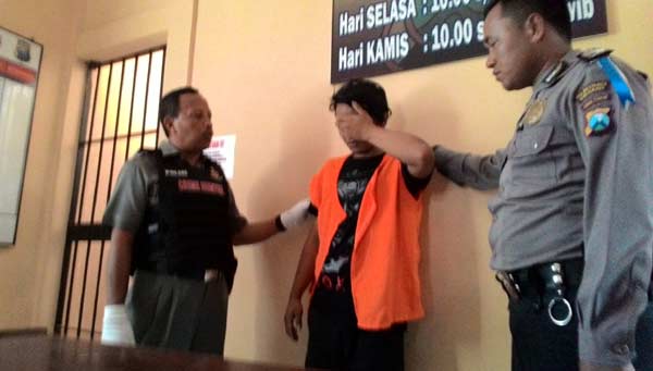 Tersangka pembawa pil koplo saat dipamerkan oleh Polsek Wiyung.  foto: ekoyono/ BANGSAONLINE