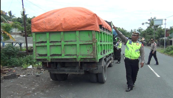 Petugas Polres Lumajang sedang melakukan razia truk berskala besar.