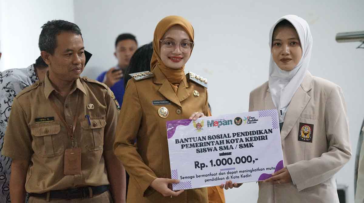 Wali Kota Kediri saat menyerahkan bantuan pendidikan ke salah satu pelajar. Foto: Ist