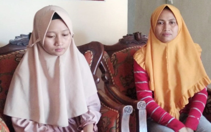 Rosalia Prapti Nugraha (kiri) bersama ibundanya.