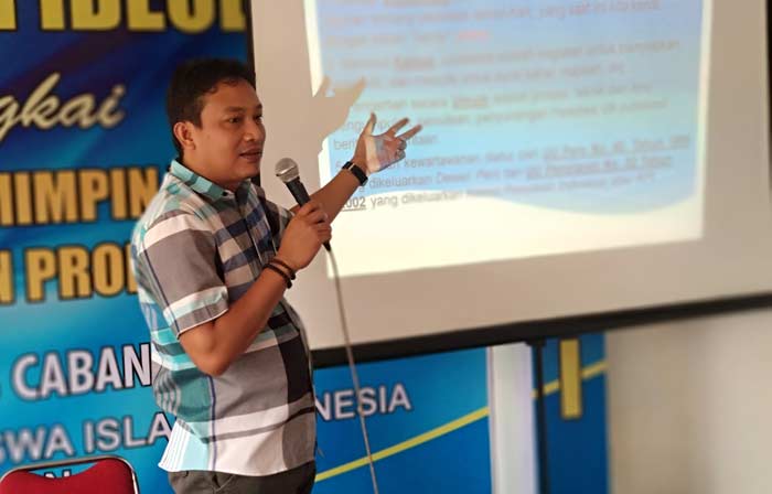 Rony Ashfar Susanto, praktisi media Pacitan saat memberikan materi pada diklat jurnalistik PMII. foto: YUNIARDI S/ BANGSAONLINE