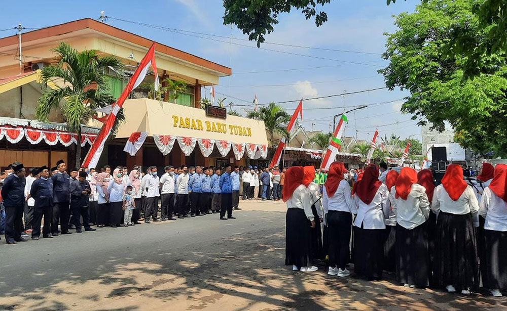 Para pedagang Pasar Baru Tuban bersama jajaran diskopumdag saat menggelar upacara Kemerdekaan RI ke-77.