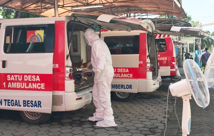 Para pasien yang dirawat di mobil ambulans.
