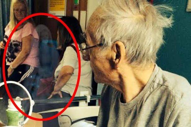 Hantu muncul dalam foto, saat Bob di tempat tidur. Foto: repro daily mirror
