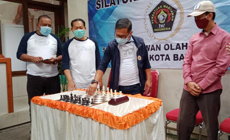 Ketua KONI Kota Batu, Drs. Mahfud, saat membuka acara turnamen dengan melakukan langkah pertama bidak catur.