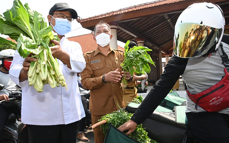 Gus Ipul meluncurkan Madinah Mart guna mengurangi kerumunan di pasar. (foto: ist)