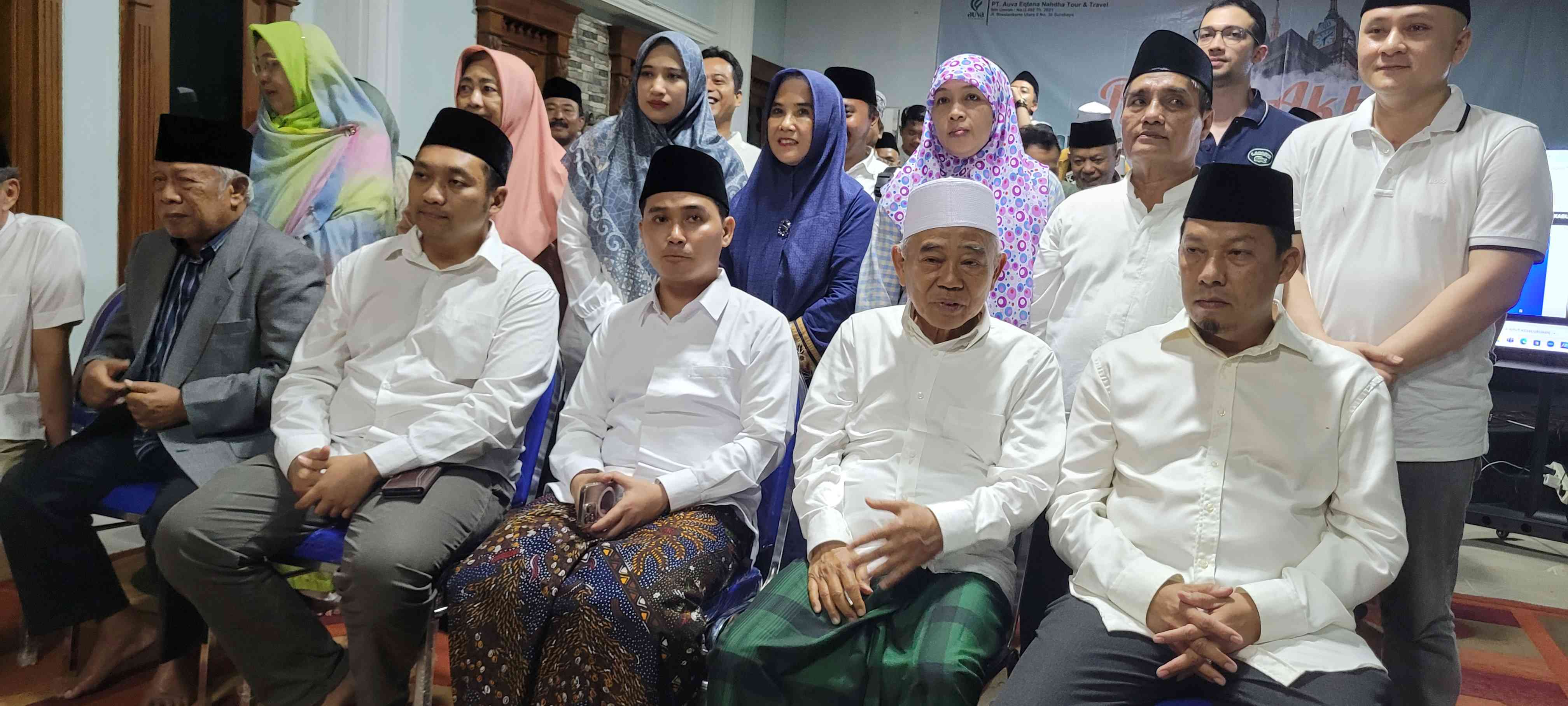 Bupati Mojokerto, Muhammad Al Barra (tiga dari kanan), bersama Ayahanda, Kiai Asep Saifuddin Chalim (dua dari kanan), dan Wabup Mojokerto Rizal Octavian. Foto: Bangsaonline.