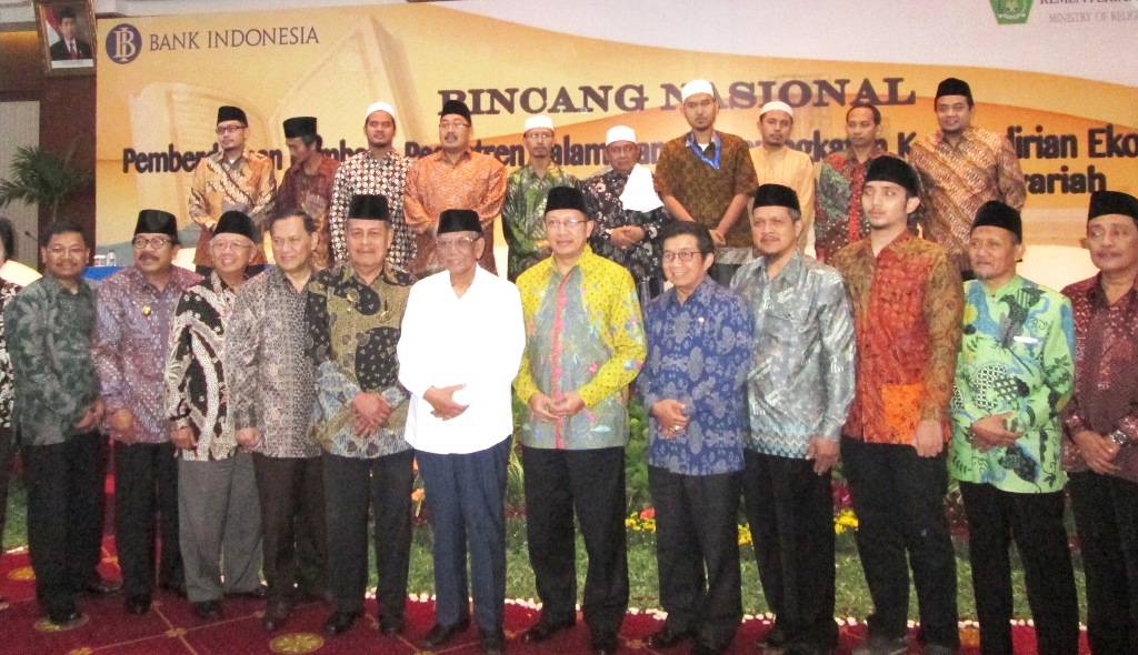 SYARIAH. Usai MoU kesepatakan akselerasi pengembangan ekonomi syariah, para pengasuh 17 ponpes di Jatim berfoto bersama dengan Menteri Agama, Gubernur Jatim, Gubernur BI, dan Ketua OJK. foto : nisa/bangsaonline
