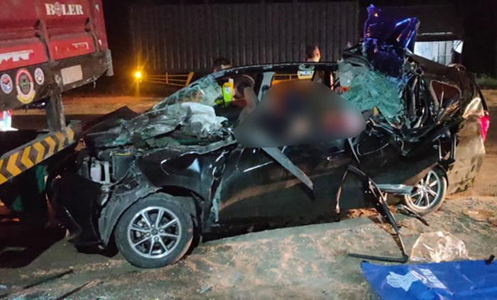 Kondisi minibus usai menabrak tronton di Jalur Pantura kilometer 16-17.