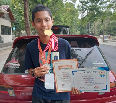 Davi Edra Wahyu Alfian menunjukkan medali yang diperolehnya